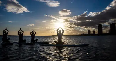 Ala Moana SUP Yoga Class on Magic Island Lagoon (Honolulu) — Yoga Floats